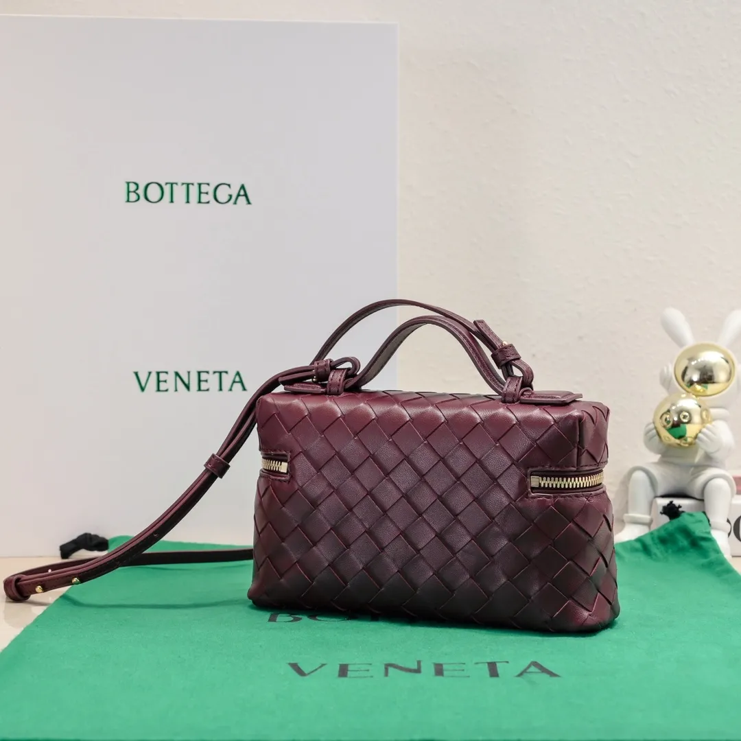 Batch 1360 Bottega Veneta 24 spring and summer woven zipper crossbody bag. A crossbody bag that can be used as a cosmetic bag. The exquisite weaving and compact body are an indispensable accessory for the upcoming summer. The double zipper also better protects the bag. It has a large capacity. If you like it, don’t miss it. Style number: 9109 Size: 22*12.5*5cm